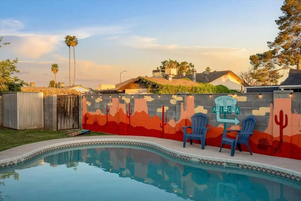 Appartement Phoenix Getaway, Poolside Oasis, & Tesla Charger