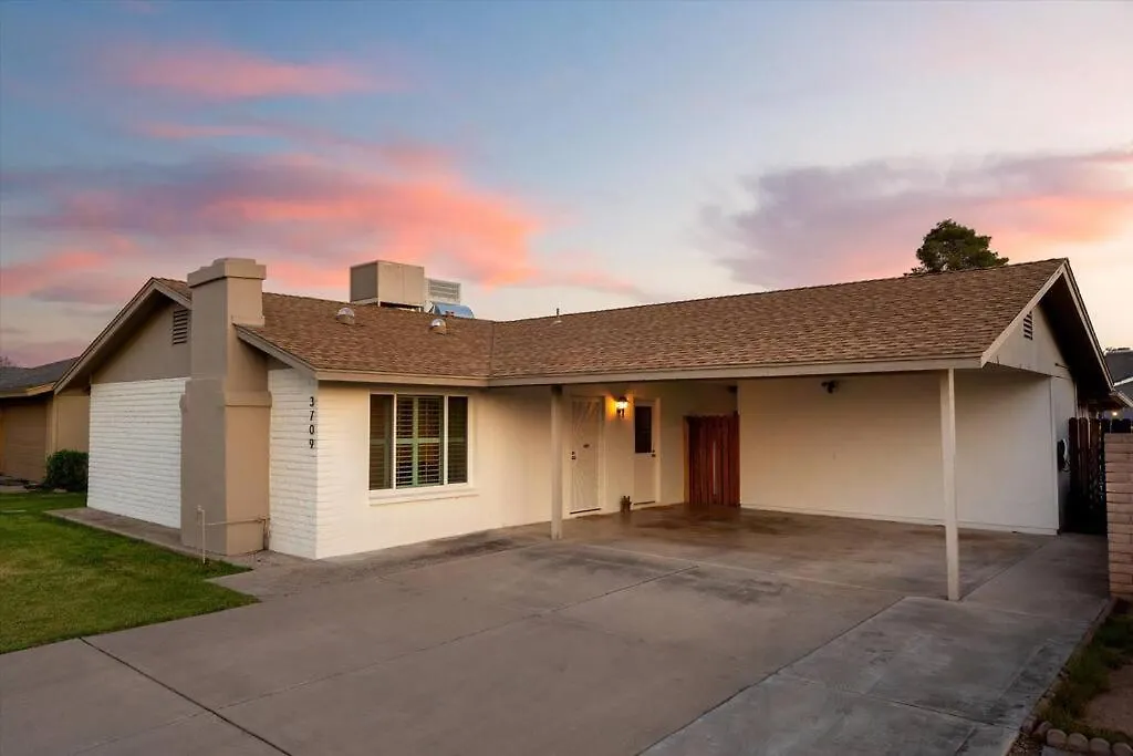 Phoenix Getaway, Poolside Oasis, & Tesla Charger Appartement