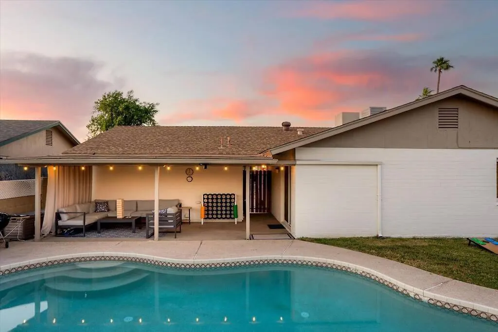 Phoenix Getaway, Poolside Oasis, & Tesla Charger 0*,