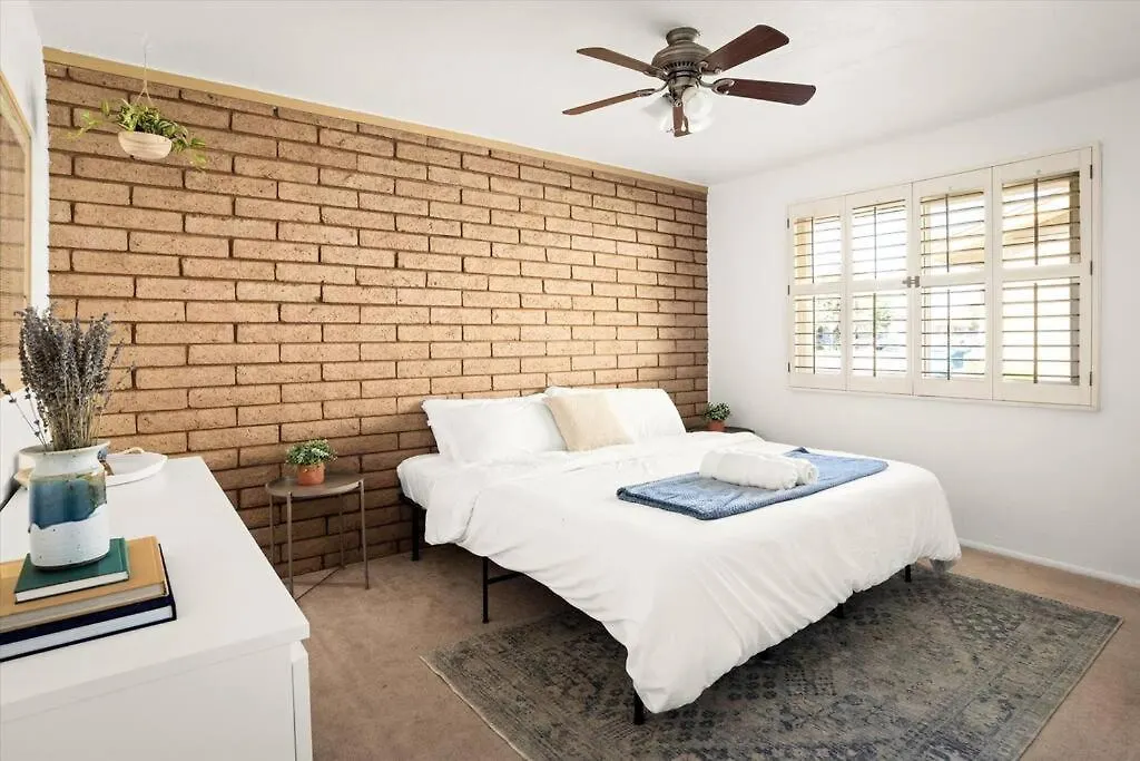 Appartement Phoenix Getaway, Poolside Oasis, & Tesla Charger