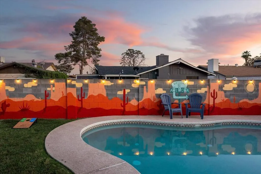 Phoenix Getaway, Poolside Oasis, & Tesla Charger Appartement